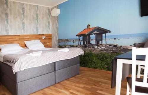 DegerhamnDrottning Ödas Boende的一间卧室配有一张床,享有海滩美景