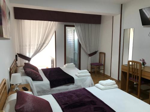 卡尔瓦略Pensión Rama的酒店客房,设有两张床和镜子
