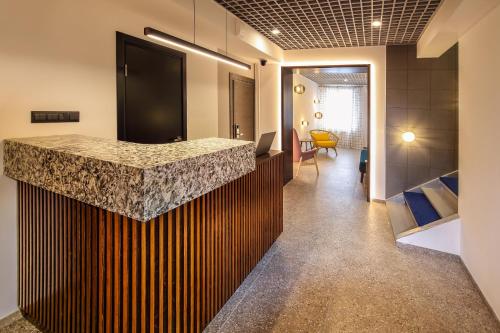 符拉迪沃斯托克SV Hotel的厨房设有花岗岩台面,墙上设有花岗岩台面