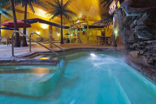 Little Chute阿普尔顿北部丽怡酒店的度假村内的大型游泳池,设有游泳池