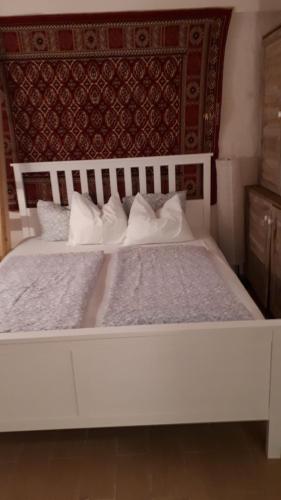维拉尼Remete-lak的一张带两个枕头和床头板的白色床
