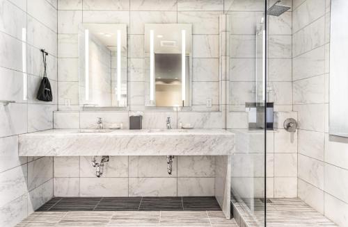 纽约加里凡时代广场的白色的浴室设有水槽和淋浴。