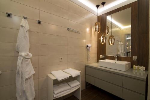 第聂伯罗巴托洛梅奥酒店的白色的浴室设有水槽和镜子