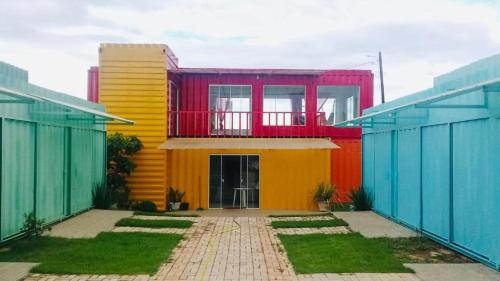 沙帕达-杜斯吉马朗伊斯Mandala House Container的色彩缤纷的房屋,上面设有阳台