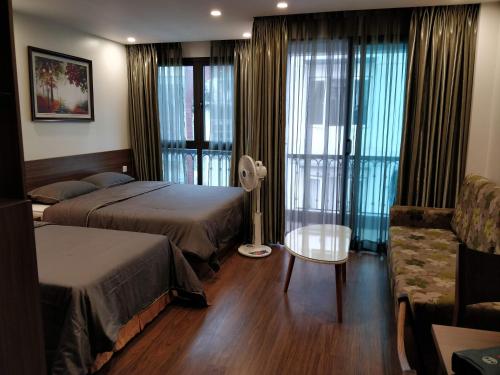 河内Zody House的酒店客房,设有两张床和一张沙发