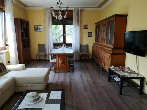 BussolenoLa Casa Dei Nonni的客厅配有白色沙发和电视