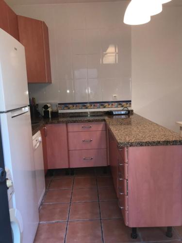 赫雷斯-德拉弗龙特拉MARIÑIGUEZ APARTAMENT.的厨房配有粉色橱柜和白色冰箱