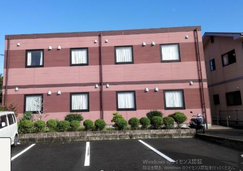 大村市Omura - Hotel / Vacation STAY 46222的前面有停车位的大楼