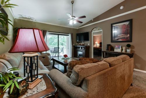 Luxury Condos at Thousand Hills - Heart of Branson - Beautifully remodeled - Spacious and Affordable的休息区