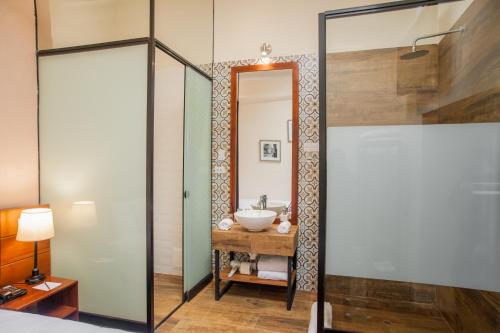 库斯科Casa Biru Hotel Boutique的一间带水槽和镜子的浴室