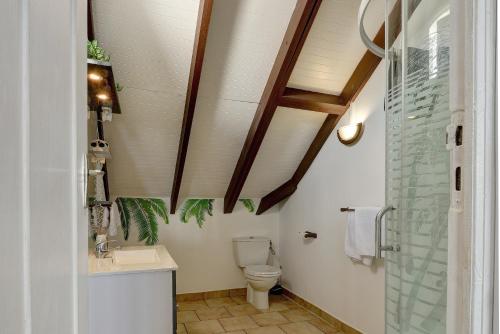 圣弗朗索瓦Hostellerie des châteaux的一间带卫生间和玻璃淋浴间的浴室