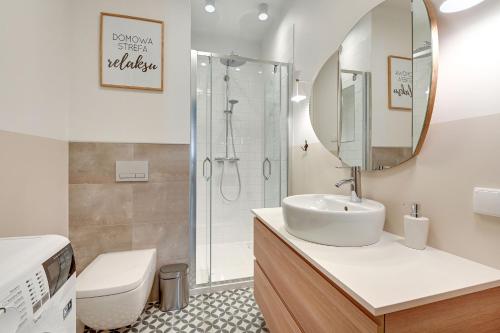 格但斯克Wave Apartments - Olivia Park的一间带水槽和淋浴的浴室