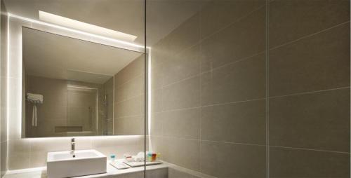 乔治市Mercure Penang Beach的一间带水槽和镜子的浴室