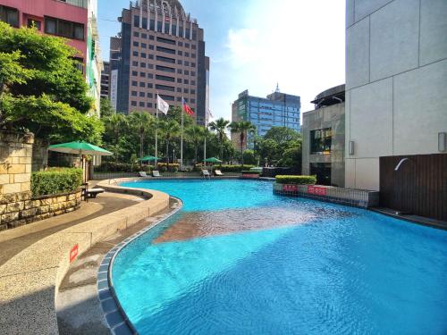 长荣桂冠酒店(台中)内部或周边的泳池