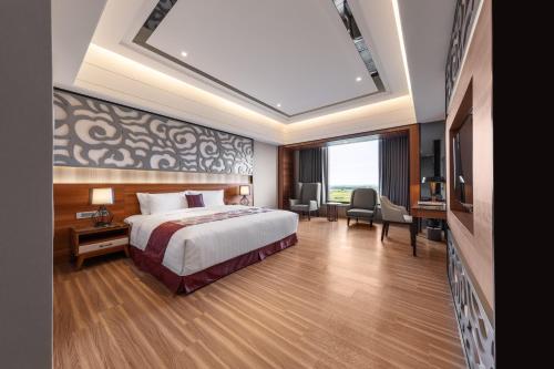 礁溪川汤春天温泉酒店旗舰馆的配有一张床和一台平面电视的酒店客房