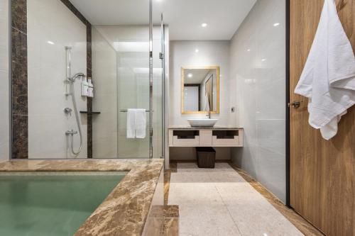 礁溪川汤春天温泉酒店旗舰馆的带浴缸、水槽和淋浴的浴室