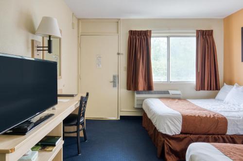 新费城Days Inn by Wyndham New Philadelphia的酒店客房设有两张床和一台平面电视。