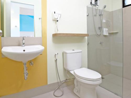 马尼拉Hop Inn Hotel Aseana City Manila的浴室配有卫生间、盥洗盆和淋浴。