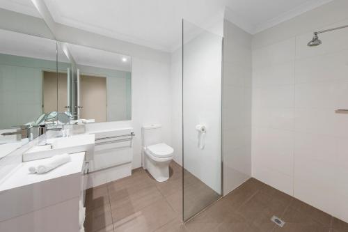 谢珀顿The Carrington Hotel的白色的浴室设有水槽和卫生间。