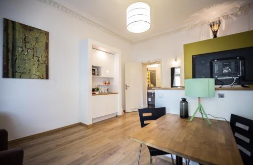 柏林Nena Apartments - Bergmannkiez ehm Traumbergflats的一间带桌子和绿灯的用餐室