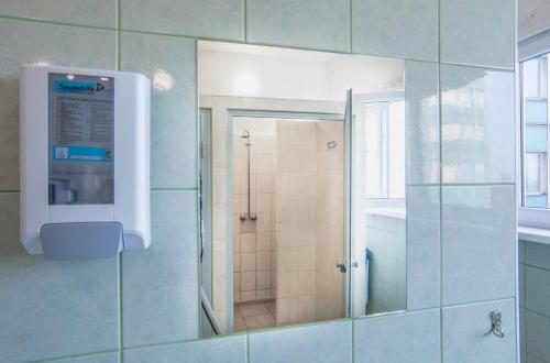 格但斯克Gdański Dom Turystyczny Hostel的浴室里设有玻璃门淋浴