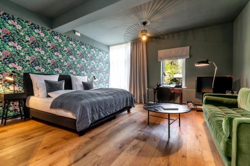 汉堡Landhaus Flottbek Boutique Hotel的一间卧室配有一张床和一张沙发