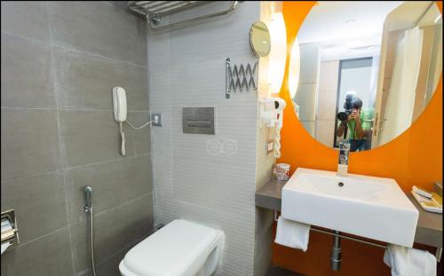 罗纳瓦拉Meritas Picaddle Resort Lonavala的一间带水槽、卫生间和镜子的浴室