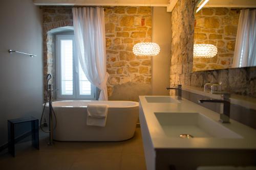 苏佩塔尔欧萨姆酒店 - 仅限成年人的一间带大浴缸和水槽的浴室