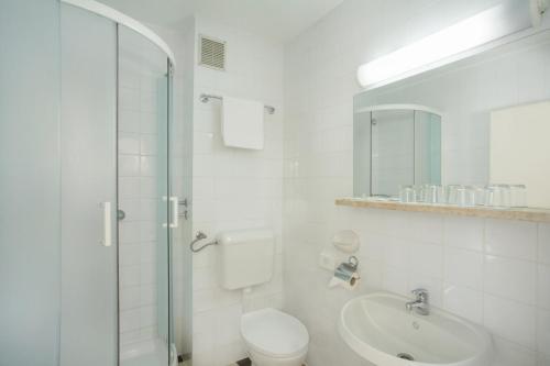 波雷奇Lanterna Resort的浴室配有卫生间、盥洗盆和淋浴。