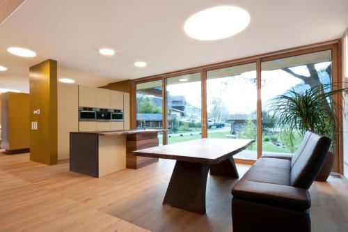 东蒂罗尔地区马特赖Designhaus COOP的一个带桌子和椅子的大厨房