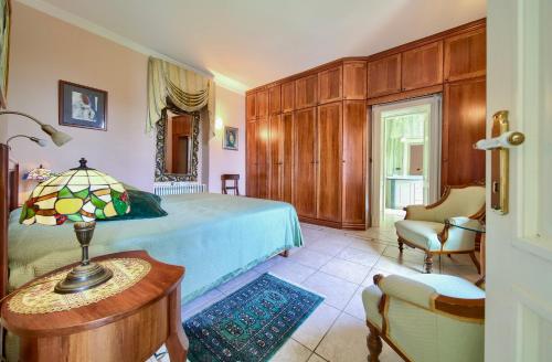洛夫兰Villa Baronessa的卧室配有1张床、1张桌子和1把椅子