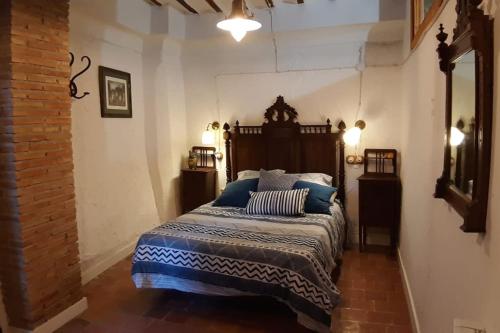 阿尔巴拉辛Casa Balcón de Albarracín的一间卧室配有一张带蓝色枕头的床。