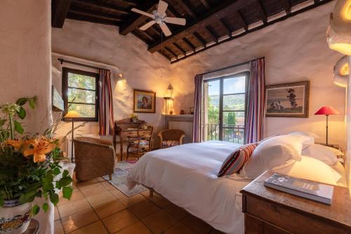 莫利瑞尔城堡酒店的卧室配有一张床、一张书桌和窗户。