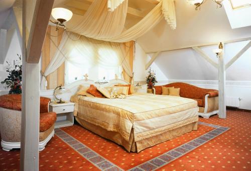 弗沃茨瓦韦克亚历山大酒店的一间卧室设有一张大床和一个窗户。