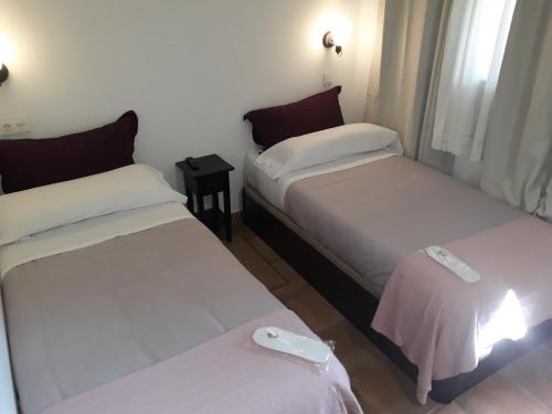 Retuerta de Bullaque拉文塔德尔艾瑞鸥酒店的小型客房配有两张床,设有2张床。