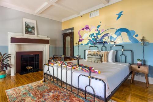 迈阿密Selina Miami River的一间卧室配有一张壁画床
