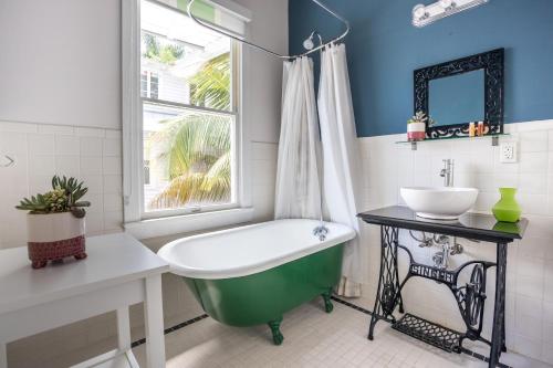 迈阿密Selina Miami River的浴室配有绿色浴缸和水槽