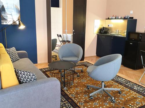 布达佩斯Madana apartman的客厅配有两把椅子和一张沙发