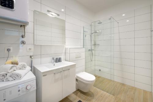 赫瓦尔Villa Kogo的白色的浴室设有卫生间和淋浴。