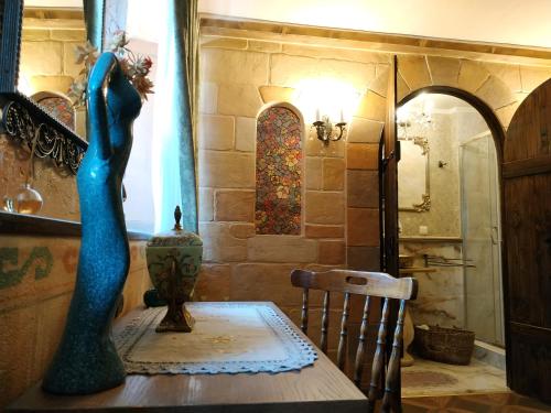 久姆里Hye Aspet Հայ Ասպետ的上面有两只蓝色花瓶的桌子
