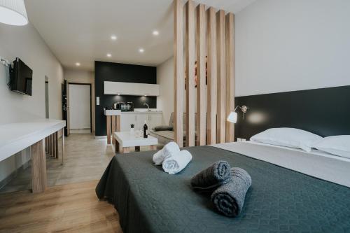 塞萨洛尼基Unique Experience Apartment’s的一间卧室配有一张大床和毛巾