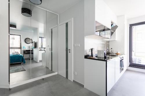 弗罗茨瓦夫Luxury Apartment with Large Terrace的厨房拥有白色的墙壁和玻璃墙