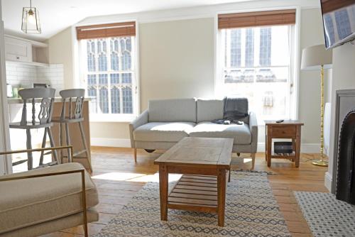 贝里圣埃德蒙兹Cathedral View Apartment, Flat 3的客厅配有沙发和桌子
