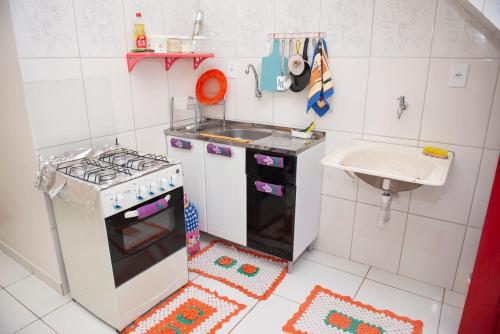 马卡帕Conforto Total - Família Mangas Monteiro的小厨房配有炉灶和水槽