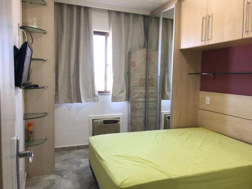 卡波布里奥FORTE DA PRAIA 2的一间小卧室,配有床和窗户