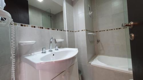 圣达菲Apartamento 4 de Enero的白色的浴室设有水槽和淋浴。