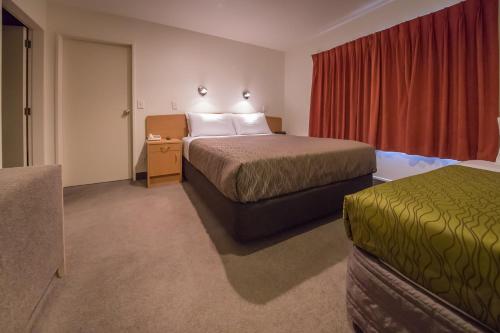旺格努伊锡耶纳汽车旅馆的酒店客房设有两张床和红色窗帘