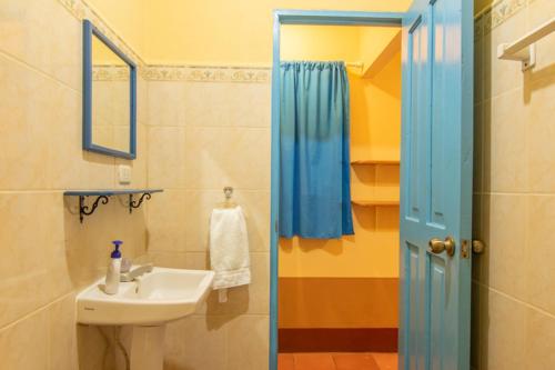 波波约Club Surf Popoyo的一间带水槽和镜子的浴室