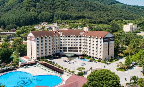 加平Kensington Resort Gapyeong的享有酒店空中景致,设有大型游泳池