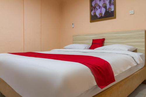 万隆RedDoorz near Istana Plaza 2的一张白色的大床,上面有红毯